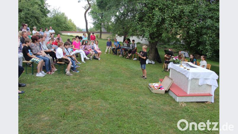 Mit großem Eifer gestalteten die Kinder den Familiengottesdienst im Pfarrgarten. ral