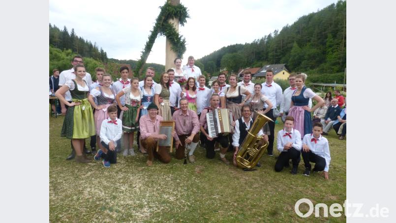Musikanten und Kirwapaare scharen sich um die Oberhäupter Jasmin Seibold und Simon Heldrich (hinten, am Baum). fm