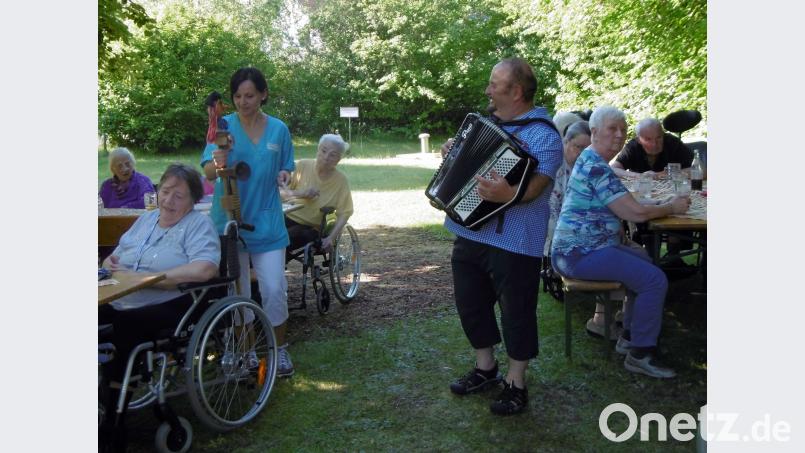 Johannisfeuer Gmünd. Norbert Fiedler spielte am Akkordeon zünftig auf. Rhythmische Unterstützung bekam er von Karolina Prestele an der Teufelsgeige. myd