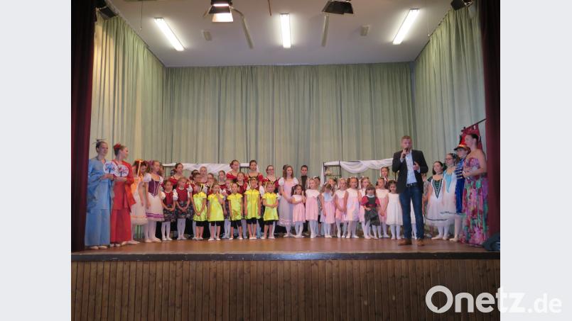 Kreismusikschulleiter Tobias Böhm war begeistert. Er lobte die Ballettschule und deren Leiterin Silvia Brauneis (rechts) sehr. Eine derartige Sparte, so Böhm, sei nicht überall an staatlichen Musikschulen selbstverständlich. ubb