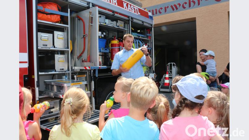 Ob Mädchen oder Junge war egal. Das Innenleben des neuen Feuerwehrautos interessierte Alle. Zweiter Kommandant Matthias Schinner hatte viel zu tun, alle Geräte zu erklären. rpp