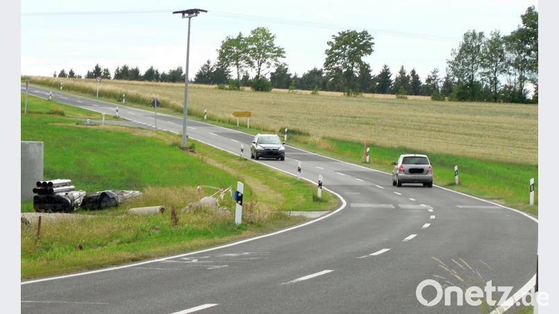 In der Tektur stellte Sonja Walberer unter anderem den Antrag auf direkte Zufahrt zur Hauptstraße. Da die Zufahrt über Tagmanns bei der Genehmigung als Auflage gemacht wurde, stimmten die Räte nach eingehender Diskussion gegen die Tektur Bild: lep