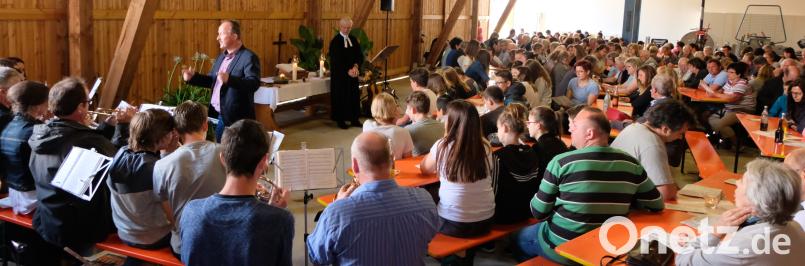 Über 200 Gläubige  feiern den  Gottesdienst auf dem Land in Steinfrankenreuth mit. le