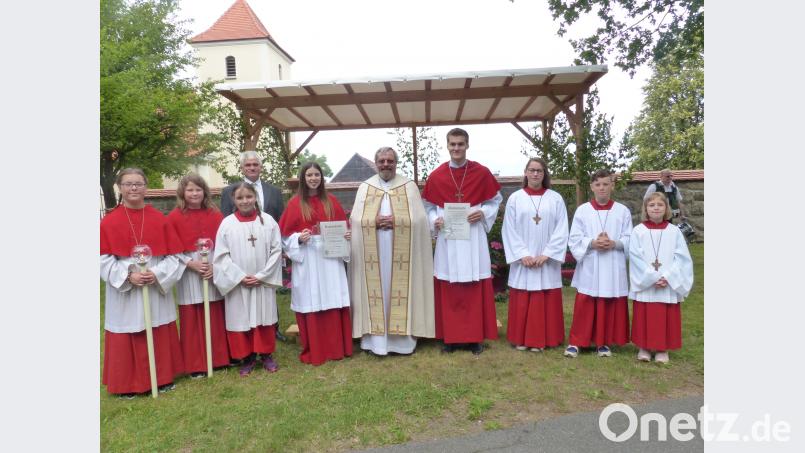 Pfarrer Markus Ertl verabschiedete aus den Ministrantendienst  Lena Nagler (Fünfte von links) und Markus Lindner (Vierter von rechts) im Beisein von Mesner Albert Lindner (Vierter von links) sl