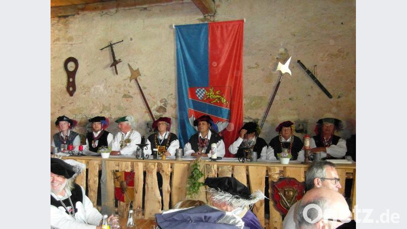 Unser Foto zeigt den Hochsitz im Klostererstadel mit v.l. Florian von Rosenburg, Sebastian Graf von Reichenbach-Goschütz, Rüdiger von Schönfeldt, Konrad von Winterstetten und Werner von Podewils sowie v.r. Herbert von Podewils, Freiherr Wolf vom Seegrund, Lancelot du Lac, und Ottokar von Heydegg hl