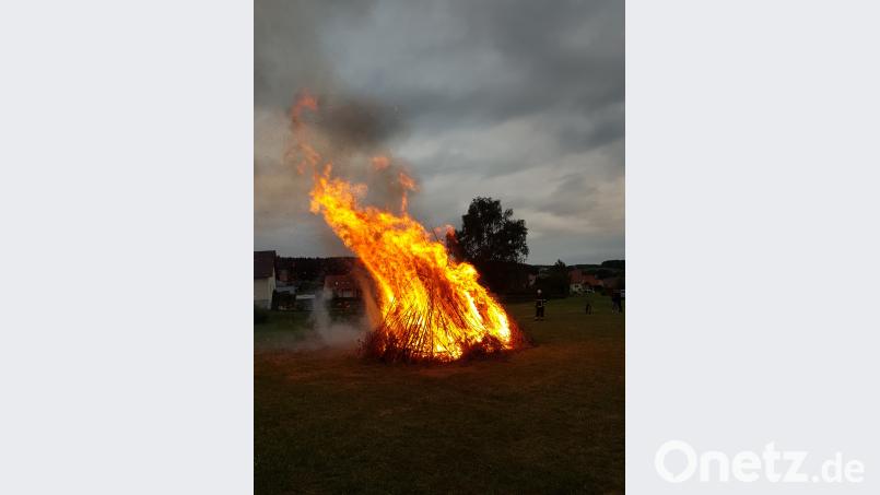 Der Kolping-Spielmannszug hatte wieder zum Abbrennen des Johannisfeuers eingeladen. ekl