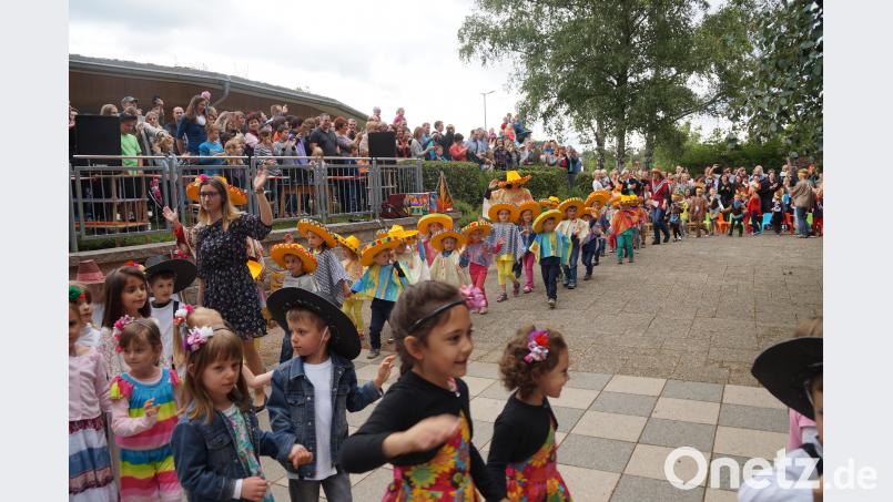 Begeistert begrüßten Eltern, Großeltern und Bekannte die Kinder bei ihrem Einzug  zu ihrer Weltreise beim  Kindergartenfest. weu