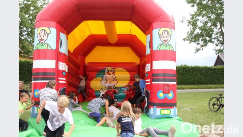 Beim fröhlichen Toben der Kinder geriet sogar die Hüpfburg ein wenig in „Schieflage“. frd