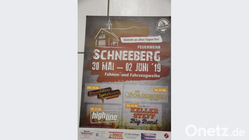 Auf vielen Plakaten wird schon zum Fest im nächsten Jahr eingeladen frd