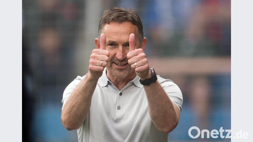 Top: Achim Beierlorzer verlängert seinen Vertrag beim Zweitligisten SSV Jahn. dpa