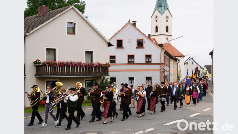 Die Trachtenkapelle Waldthurn führt den Kirchenzug zum Geburtstagsgottesdienst an. fvo