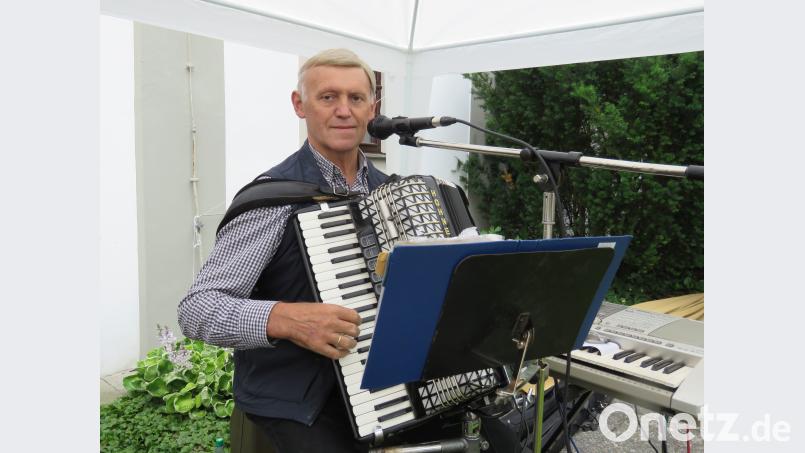 Karl Gleißner sorgte beim Pfarrfest für musikalische Unterhaltung. ubb