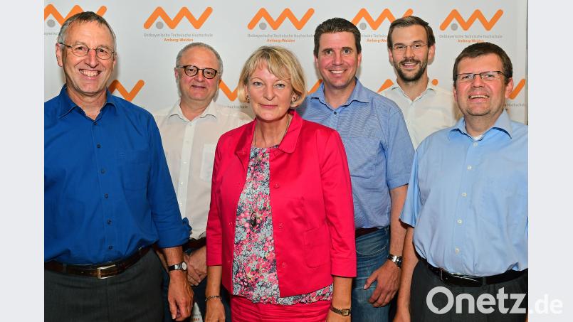 Mythen und Chancen rund ums Thema Plastik (von links): Burkhard Berninger (Professor für Recycling und Abfalltechnik), Joachim Hummich (Professor für Maschinenbau), OTH-Präsidentin Andrea Klug, Tim Jüntgen, Peter hense und Mario Mocker klären auf. n Petra Hartl