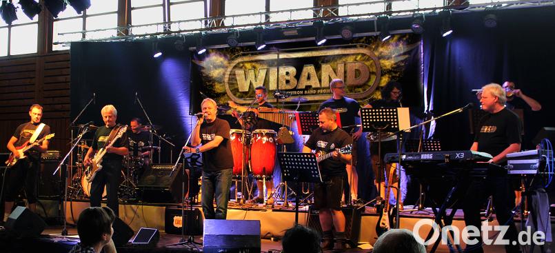 Die Wiband bringt den Flair der 60er, 70er und 80er Jahre samt der weiteren Entwicklung des Rocks auf die Bühne der Freizeitanlage. exb