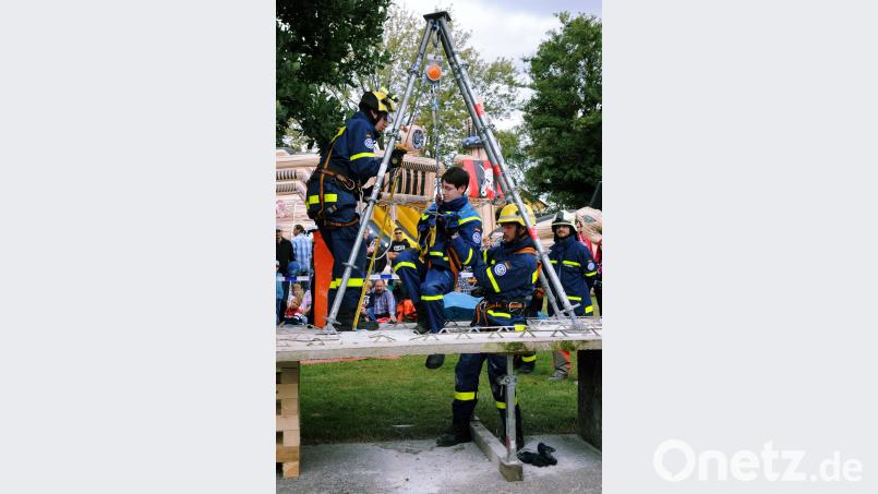 Mit einem Flaschenzug wurde ein Verschütteter durch eine schmale Öffnung in der Betondecke ins Freie gezogen. (gf)