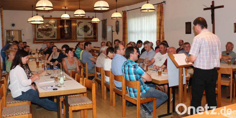 Arno Stahl berichtet von den vergangenen Erntedankzügen in der Vorbesprechung zum Erntedankzug 2020 in Kastl. rpp