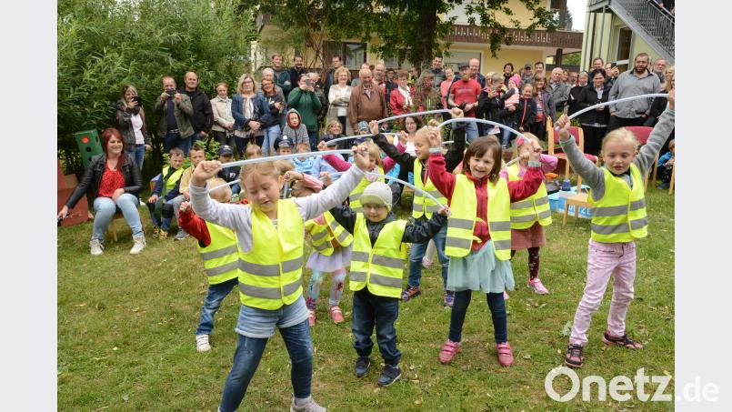 Mit dem Feuerwehrtanz enden die Aufführungen beim Sommerfest bey