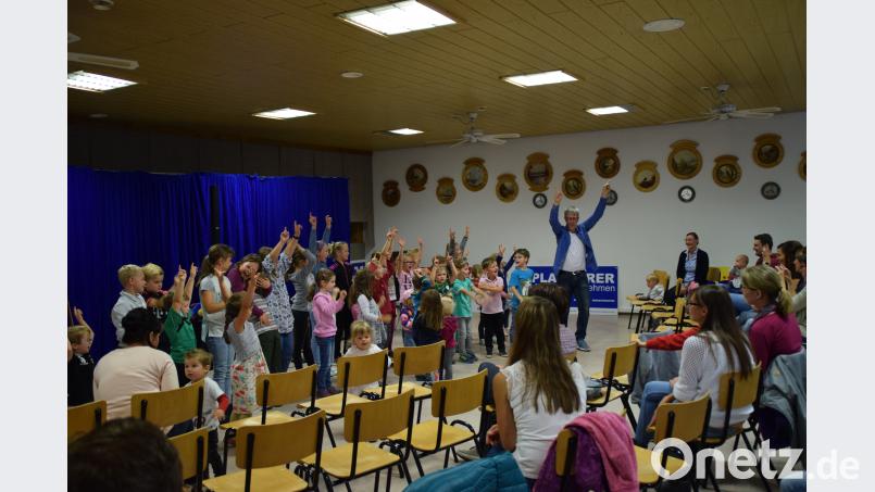 Uwe ÖLal bringt Stimmung in den Saal. twg