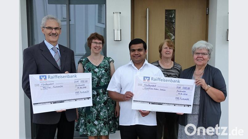 Die Vorsitzenden Willibald Greger (links) und Christa Müller (echts) überreichen an Präses Pater Martin die Spenden.. exb