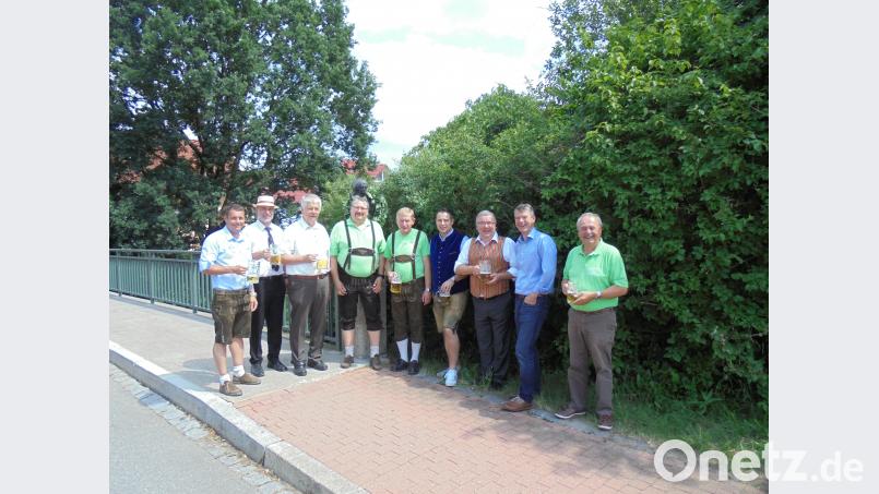 Der Obst- und Gartenbauverein legt auch heuer beim Brückenheiligen St. Nepomuk unterhalb des Festplatzes einen Blumenkranz nieder. ads