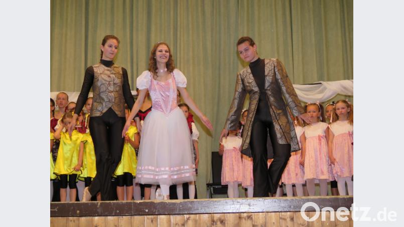 Der Puppenmacher (rechts, Sophia Freundl) und sein Gehilfe (links, Theresa Kohl) wollen die Puppenfee (Mitte, Lea Selch) nicht weggeben. ubb
