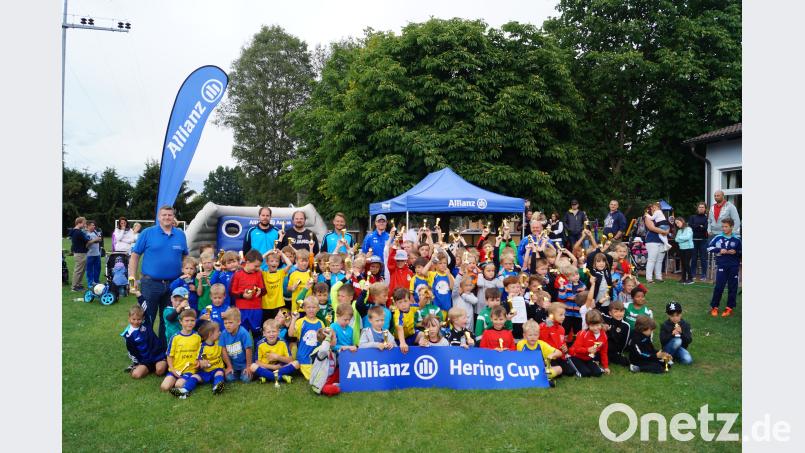 Bei der Siegerehrung freuen sich die G-Juniorenmannschaften über die Goldpokale sowie die Preise der Allianz-Vertretung Hering. Norbert Duhr