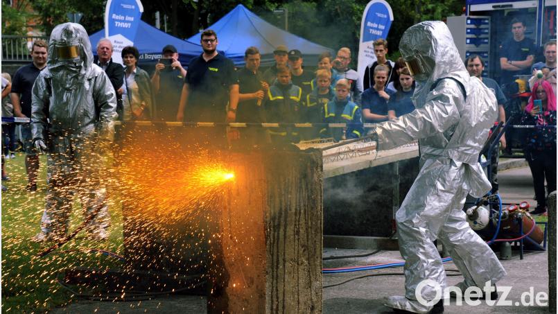 Geschütze durch feuerfeste „Raumanzüge“ durchbohrten die Spezialisten des THW mit der Sauerstofflanze einen Betonklotz. (gf)