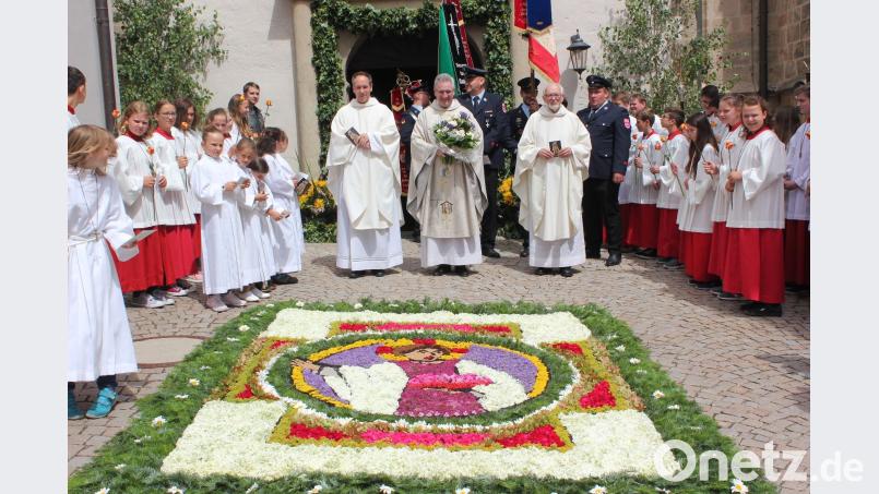 Den Festgottesdienst feierte der Jubilar (Bildmitte) im Konzelebration mit Kaplan Berno Läßer (links) sowie den Ruhestandsgeistlichen Gottfried Rottner (rechts) und Josef Lobinger. bph