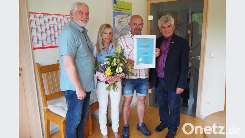 Karl Arnold (rechts) von der Handwerkskammer Niederbayern Oberpfalz überreicht Josef Reger und dessen Frau Michaela (Zweiter und Dritte von rechts) die Ehrenurkunde des Wirtschaftsministeriums. Auch der Geschäftsführer der Bauinnung Nordoberpfalz, Peter Wittmann, gratuliert. sbü