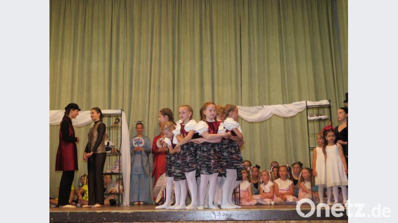 Bestens geschult und exakt der Choreografie von Silvia Brauneis entsprechend zeigten auch die jüngeren Eleven, was sie bereits gelernt haben. ubb