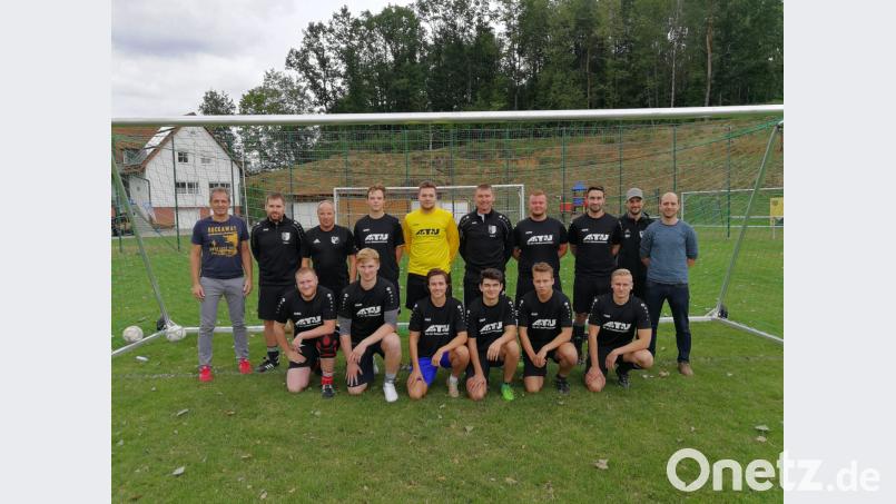 Zehn neue Gesichter präsentiert die DJK Neustadt/WN für die kommende Spielzeit in Kreisklasse und A-Klasse. Hinten von links: Abteilungsleiter Achim Neupert, Alex Prokein (Trainer 2. Mannschaft), Stefan Hanker (Co-Trainer 1. Mannschaft), Daniel Rupprecht, Martin Pensky, Chefcoach Bernd Häuber, Karl Frank, Enrico Köllner, Manuel Prem (Co-Trainer 2. Mannschaft), Teammanager Felix Steghöfer. Vorne von links: Fabian Regn, Christoph Sailer, Felix Horn, Josef Fahrnbauer, Felix Staffe und Dimitri Lalenko. WSC, Autor [WSC] (WERNERSCHAUPERT@AOL.COM)