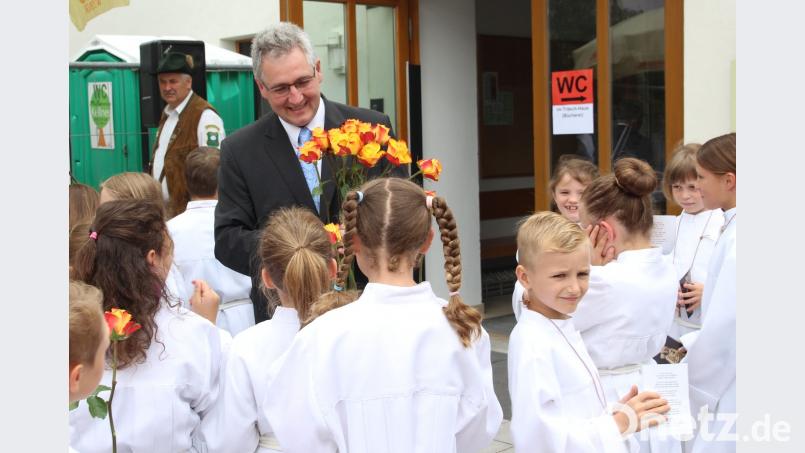 Kommunionkinder und Ministranten gratulierten mit Rosen bph