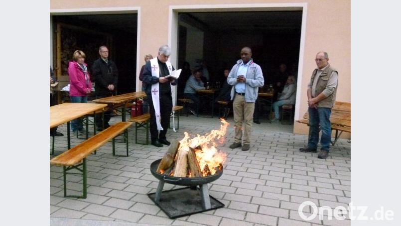 Eine Feuerschale diente als Ersatz für das Johannisfeuer, BITTE BILD SO ZUSCHNEIDEN, dass Pfarrer Jeschner ganz links steht rn