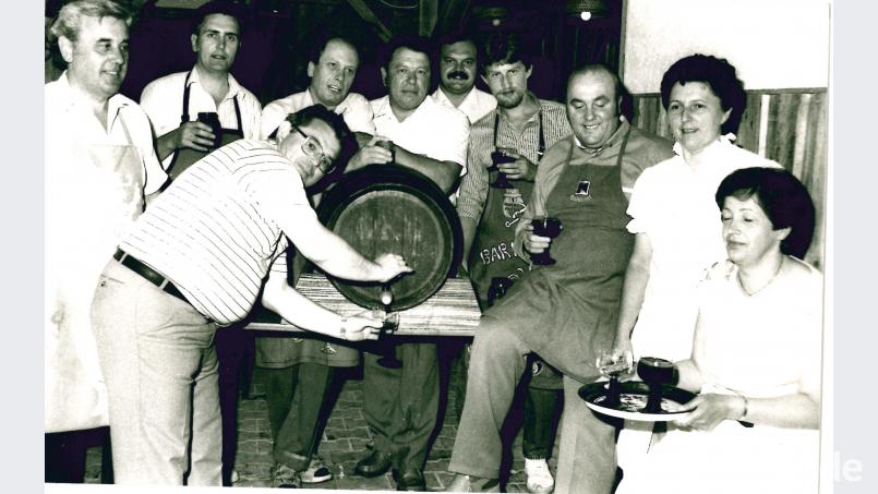 Beim Weinfest 1984 schenkt die Kolpingsfamilie den Rotwein noch aus einem Holzfass aus – damals unter Vorsitzendem Ferdl Koller (Dritter von rechts). du