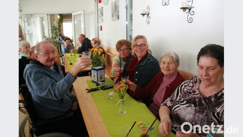 Schunkeln und Lachen fallen beim Sommerfest der Senioren nicht schwer. wro