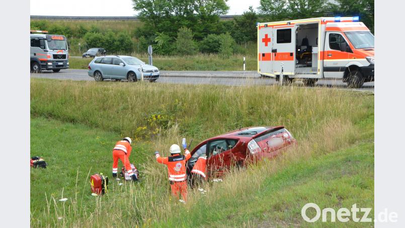 Bei einem schweren Verkehrsunfall an der Wieselriether Kreuzung wurden eine Person schwer und zwei Beteiligte mittelschwer verletzt. Die Beifahrerin im Toyota wurde im Fahrzeug eingeklemmt und konnte erst durch den massiven Einsatz der Feuerwehrkräfte mit Rettungsspreizer und -schere aus dem total demolierten Fahrzeug geborgen werden. dob