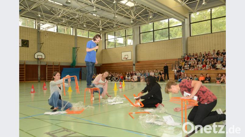 Der "Stehversuch" beweist: der Hocker von Felcias Harris ist standfest, während die Konkurrenz noch schraubt Beyerlein, Walter [BEY]