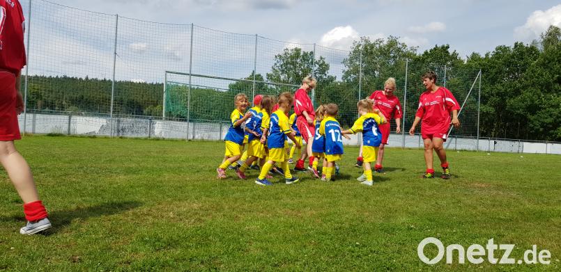 „Spannung, Spaß, Spiel und einen wohlverdienten Sieg“, lautet das Fazit der Mini-WM der Kindertagesstätte St. Vitus, bei der die Kids gegen die Eltern antraten und siegten. ads