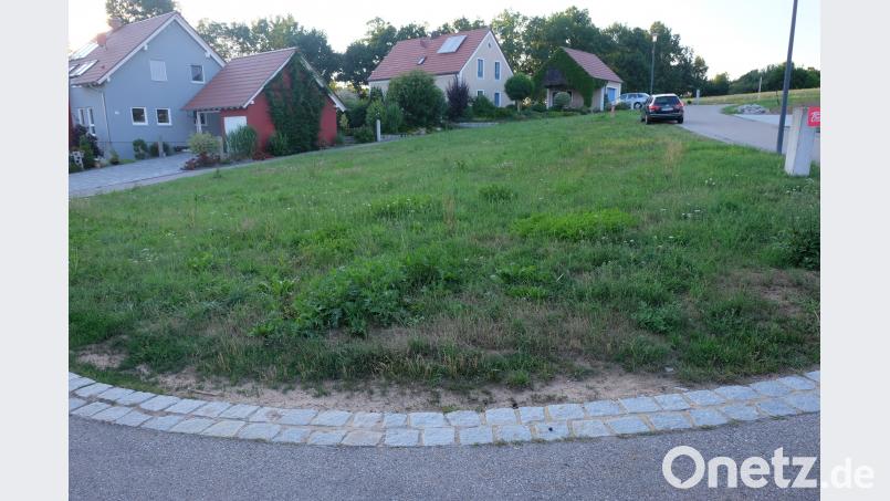 Der Gemeinderat Guteneck vergab die Landschaftsarbeiten  zur Errichtung eines Kinderspielplatzes an die örtliche Firma Patrick Schmal als günstigsten Bieter. r Baubeginn ist spätestens Anfang September,  Bauende am 30. November. Die Dorfgemeinschaft realisiert den Pavillon in Eigenleistung. ohr