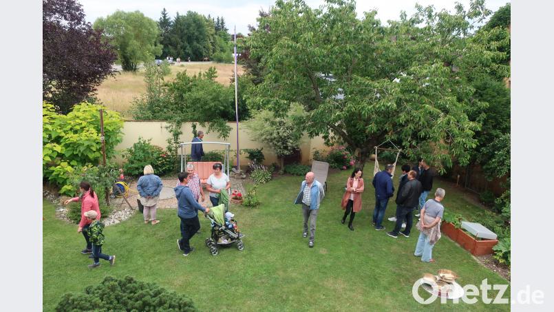 Blick in den Garten von Silvia und Werner Fleischmann: Den ganzen Tag über herrschte beim Tag der offenen Gartentür ein Kommen und Gehen. Bild: Hirsch