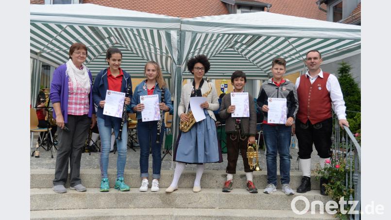 Fünf Mitglieder des Nachwuchsorchesters meisterten mit ihren Instrumenten erfolgreich die Leistungsprüfung D1 und wurden   von  Vorsitzender Angela Harbauer (links) und Dirigent Stefan Neger (rechts) dafür ausgezeichnet. brü