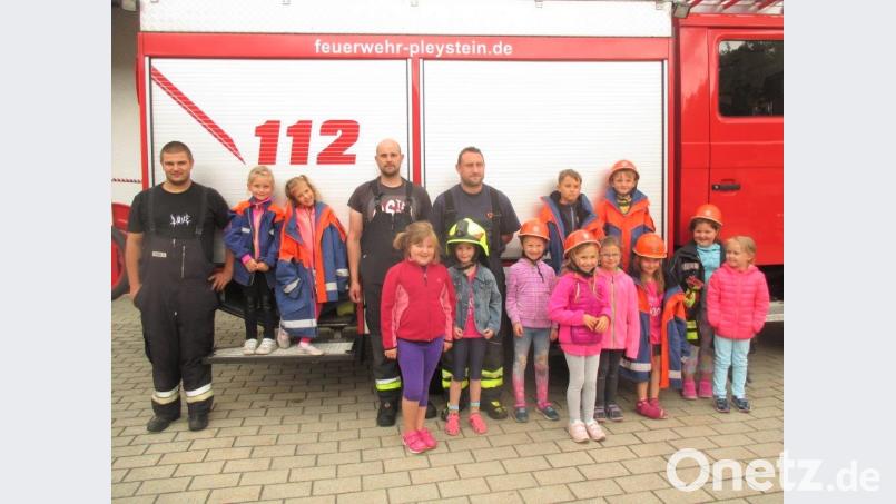 Die Buben und Mädchen des Kindergartens statten der Feuerwehr einen Besuch ab. Jetzt wissen die Kleinen, wie man einen Brand löschen kann. Eine Fahrt im Feuerwehrauto darf natürlich auch nicht fehlen. tu