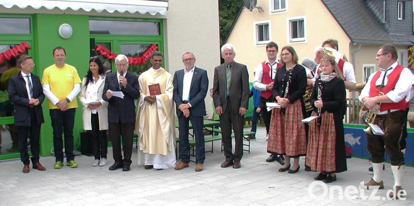 Mit einem Festakt wurde die Erweiterung des Kinderhauses Don Bosco seiner Bestimmung übergeben. Von links: MdL Tobias Reiß, Elternbeiratsvorsitzender Hilmar Zaus, Leiterin Michaela Schmidt, Bürgermeister Ludwig König, Pater Joy, Architekt Christian Drehobel, Kirchenpfleger Alfons Brucker Nold, Bertram [LD] (<a href=