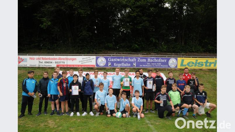 Bei den D-Junioren holt sich das Team Fahrenberg 2 (Mitte) den Sieg. Auf Platz 2 kommt die JFG Grenzland 2 (links), die SG Etzenricht (rechts) setzt sich auf Platz 3. bey