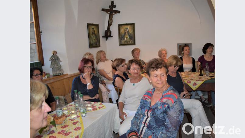 Die Besucher im Museum hören gespannt zu. rgr