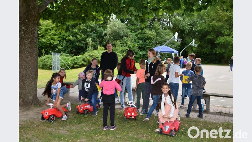 Mit einem Bobbycar-Rennen steuerte der Faschingsverein eine Station zum Schulfest bei. fjo