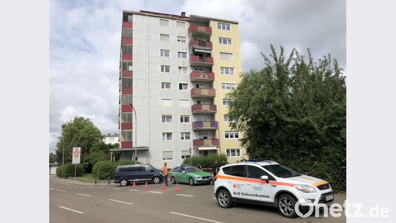 Einsatzkräfte stehen an einem Tatort, an dem am Morgen vier Leichen und ein verletzter Mann gefunden wurden. Catherine Simon/dpa