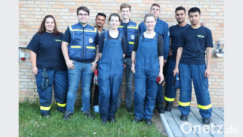 Sabrina Hiltl (links) hat ganze Arbeit geleistet und zehn neue THW-Helfer für den Ortsverband ausgebildet. Bild: exb