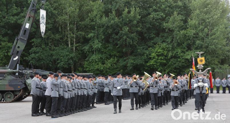 Das Heeresmusikkorps Ulm verlieh der Übergabe des Panzerbataillons 104 einen festlichen Rahmen. Götz