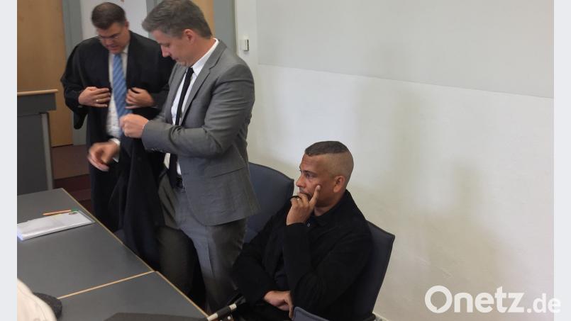 Xavier Naidoo und seine Anwälte vor dem Landgericht in Regensburg. ahs